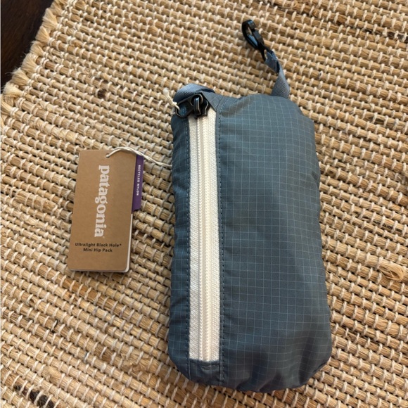 Patagonia Ultralight Black Hole Mini Hip Pack NWT - Picture 3 of 5